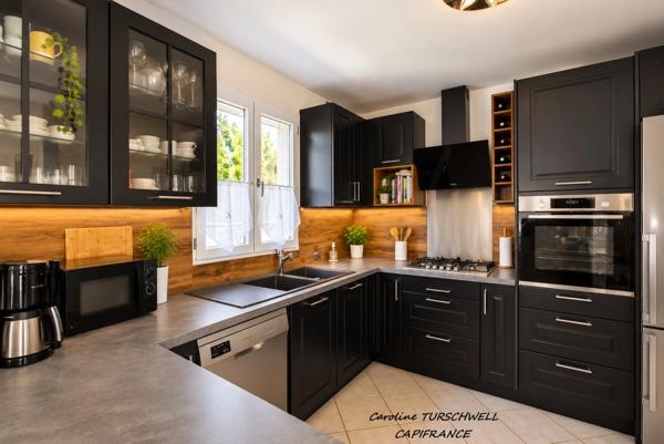 ROCBARON (83) - TRES JOLIE MAISON DE PLAIN PIED SUR 700 M² - 3 CHAMBRES - GRAND GARAGE - 2 CABANONS EN DUR
