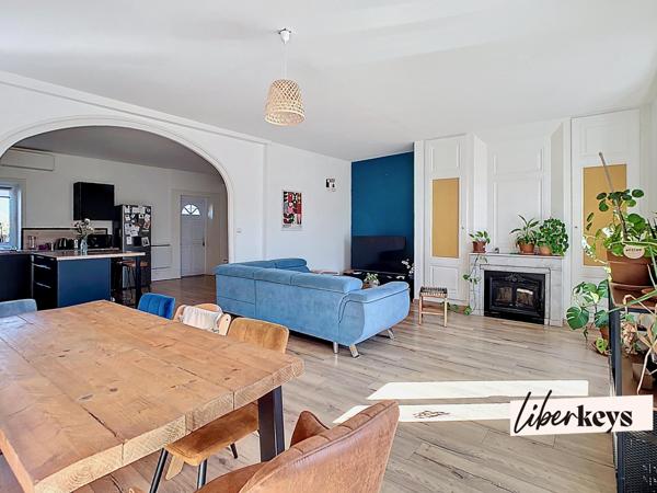 Cailloux-sur-Fontaines : appartement spacieux 105m², terrasse, 3 chambres, 2 places de stationnement