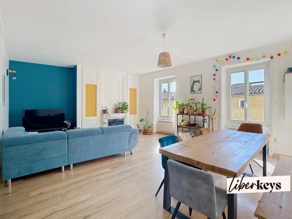 Cailloux-sur-Fontaines : appartement spacieux 105m², terrasse, 3 chambres, 2 places de stationnement