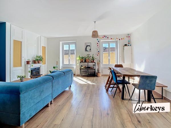 Cailloux-sur-Fontaines : appartement spacieux 105m², terrasse, 3 chambres, 2 places de stationnement