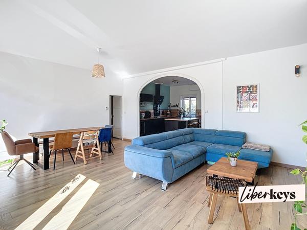 Cailloux-sur-Fontaines : appartement spacieux 105m², terrasse, 3 chambres, 2 places de stationnement