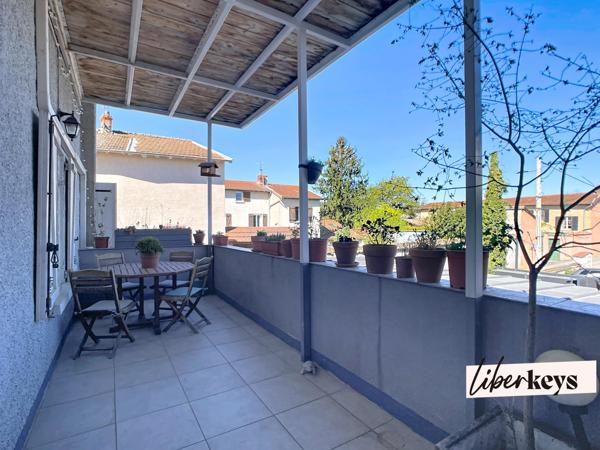 Cailloux-sur-Fontaines : appartement spacieux 105m², terrasse, 3 chambres, 2 places de stationnement