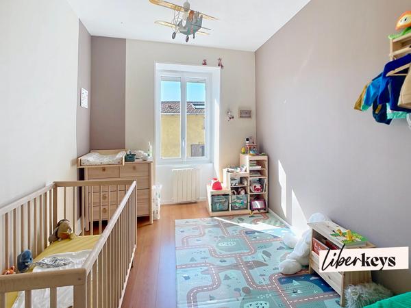 Cailloux-sur-Fontaines : appartement spacieux 105m², terrasse, 3 chambres, 2 places de stationnement