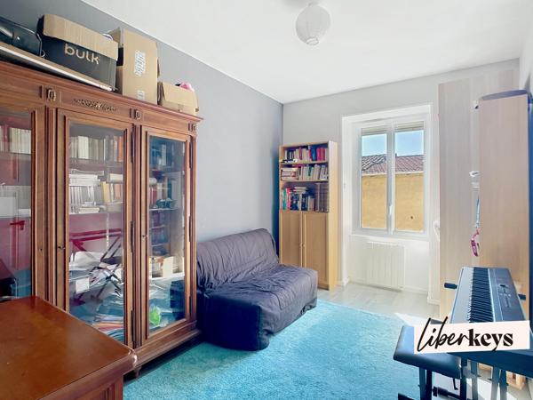 Cailloux-sur-Fontaines : appartement spacieux 105m², terrasse, 3 chambres, 2 places de stationnement