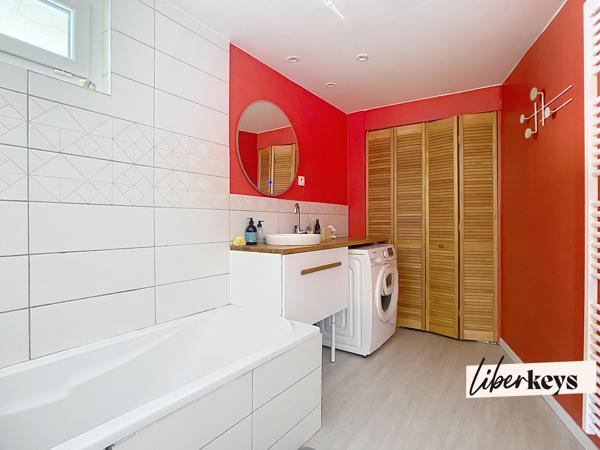 Cailloux-sur-Fontaines : appartement spacieux 105m², terrasse, 3 chambres, 2 places de stationnement