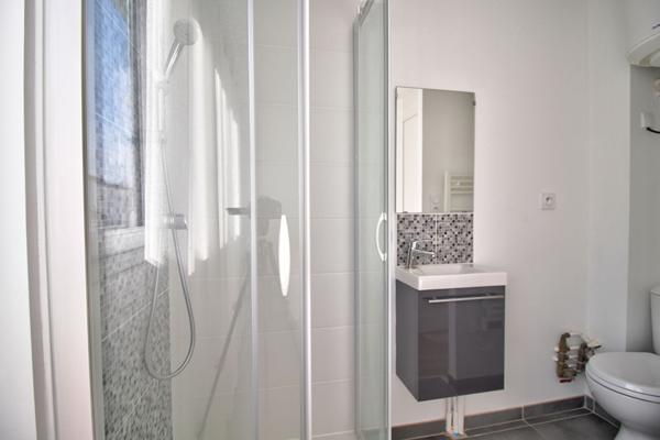 AGEN hypercentre - Immeuble de rapport entièrement rénové de 177m² composé de 9 chambres avec salle d'eau privatives.