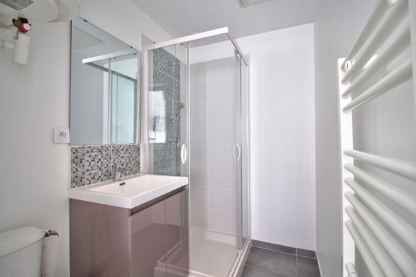 AGEN hypercentre - Immeuble de rapport entièrement rénové de 177m² composé de 9 chambres avec salle d'eau privatives.