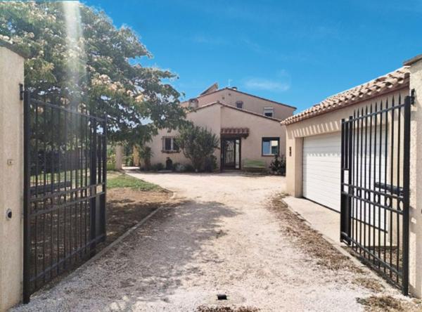 Villa de Prestige avec Piscine - Espace Bien-Être & Double Garage