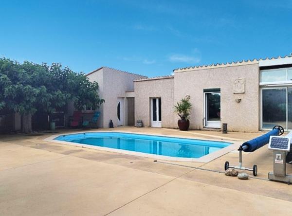 Villa de Prestige avec Piscine - Espace Bien-Être & Double Garage
