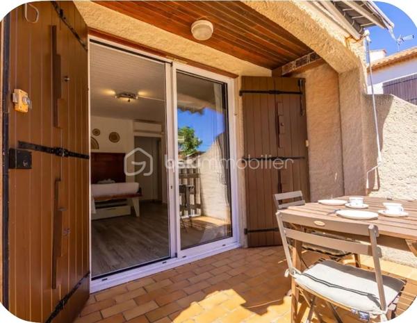 Découvrez ce charmant studio meublé de 19 m², entièrement refait à neuf, situé au rez-de-chaussée d'une petite copropriété au calme absolu. 

Atouts majeurs :
• Logement clés en main : entièrement équipé avec du mobilier et de l'électroménager neufs.
• Confort moderne : climatisation réversible, menuiseries en PVC double vitrage et store.
• Aménagement optimisé : lit escamotable en 140 pour un gain de place maximal, TV incluse et WC séparé.
• Rangements pratiques : présence d'un cagibi privatif.
• Espaces communs : profitez d'un barbecue et d'un étendoir collectifs. 

Facilités & Localisation :
• Stationnement facile juste devant le studio.
• Emplacement de choix à seulement 5 minutes à pied de la plage. 

Côté copropriété :
• Faibles charges : seulement 48 € par an grâce à un syndic bénévole. 

Rentabilité exceptionnelle & Flexibilité :
Le studio est actuellement libre de toute occupation. Très fort rendement locatif :
• Location hivernale : 500 € / mois.
• Saison touristique (Juillet/Août) : géré par conciergerie avec un rendement net entre 1300 € et 1500 € par mois. 

Pour plus d'informations ou pour organiser une visite, contactez moi dès maintenant.