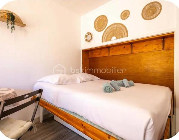 Découvrez ce charmant studio meublé de 19 m², entièrement refait à neuf, situé au rez-de-chaussée d'une petite copropriété au calme absolu. 

Atouts majeurs :
• Logement clés en main : entièrement équipé avec du mobilier et de l'électroménager neufs.
• Confort moderne : climatisation réversible, menuiseries en PVC double vitrage et store.
• Aménagement optimisé : lit escamotable en 140 pour un gain de place maximal, TV incluse et WC séparé.
• Rangements pratiques : présence d'un cagibi privatif.
• Espaces communs : profitez d'un barbecue et d'un étendoir collectifs. 

Facilités & Localisation :
• Stationnement facile juste devant le studio.
• Emplacement de choix à seulement 5 minutes à pied de la plage. 

Côté copropriété :
• Faibles charges : seulement 48 € par an grâce à un syndic bénévole. 

Rentabilité exceptionnelle & Flexibilité :
Le studio est actuellement libre de toute occupation. Très fort rendement locatif :
• Location hivernale : 500 € / mois.
• Saison touristique (Juillet/Août) : géré par conciergerie avec un rendement net entre 1300 € et 1500 € par mois. 

Pour plus d'informations ou pour organiser une visite, contactez moi dès maintenant.