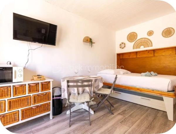 Découvrez ce charmant studio meublé de 19 m², entièrement refait à neuf, situé au rez-de-chaussée d'une petite copropriété au calme absolu. 

Atouts majeurs :
• Logement clés en main : entièrement équipé avec du mobilier et de l'électroménager neufs.
• Confort moderne : climatisation réversible, menuiseries en PVC double vitrage et store.
• Aménagement optimisé : lit escamotable en 140 pour un gain de place maximal, TV incluse et WC séparé.
• Rangements pratiques : présence d'un cagibi privatif.
• Espaces communs : profitez d'un barbecue et d'un étendoir collectifs. 

Facilités & Localisation :
• Stationnement facile juste devant le studio.
• Emplacement de choix à seulement 5 minutes à pied de la plage. 

Côté copropriété :
• Faibles charges : seulement 48 € par an grâce à un syndic bénévole. 

Rentabilité exceptionnelle & Flexibilité :
Le studio est actuellement libre de toute occupation. Très fort rendement locatif :
• Location hivernale : 500 € / mois.
• Saison touristique (Juillet/Août) : géré par conciergerie avec un rendement net entre 1300 € et 1500 € par mois. 

Pour plus d'informations ou pour organiser une visite, contactez moi dès maintenant.