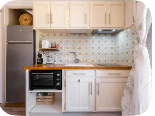 Découvrez ce charmant studio meublé de 19 m², entièrement refait à neuf, situé au rez-de-chaussée d'une petite copropriété au calme absolu. 

Atouts majeurs :
• Logement clés en main : entièrement équipé avec du mobilier et de l'électroménager neufs.
• Confort moderne : climatisation réversible, menuiseries en PVC double vitrage et store.
• Aménagement optimisé : lit escamotable en 140 pour un gain de place maximal, TV incluse et WC séparé.
• Rangements pratiques : présence d'un cagibi privatif.
• Espaces communs : profitez d'un barbecue et d'un étendoir collectifs. 

Facilités & Localisation :
• Stationnement facile juste devant le studio.
• Emplacement de choix à seulement 5 minutes à pied de la plage. 

Côté copropriété :
• Faibles charges : seulement 48 € par an grâce à un syndic bénévole. 

Rentabilité exceptionnelle & Flexibilité :
Le studio est actuellement libre de toute occupation. Très fort rendement locatif :
• Location hivernale : 500 € / mois.
• Saison touristique (Juillet/Août) : géré par conciergerie avec un rendement net entre 1300 € et 1500 € par mois. 

Pour plus d'informations ou pour organiser une visite, contactez moi dès maintenant.