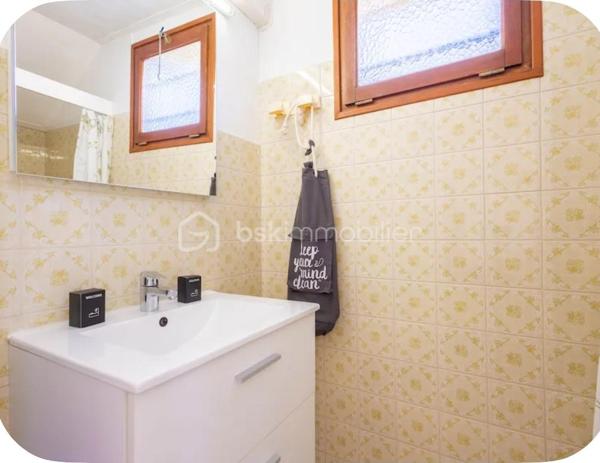 Découvrez ce charmant studio meublé de 19 m², entièrement refait à neuf, situé au rez-de-chaussée d'une petite copropriété au calme absolu. 

Atouts majeurs :
• Logement clés en main : entièrement équipé avec du mobilier et de l'électroménager neufs.
• Confort moderne : climatisation réversible, menuiseries en PVC double vitrage et store.
• Aménagement optimisé : lit escamotable en 140 pour un gain de place maximal, TV incluse et WC séparé.
• Rangements pratiques : présence d'un cagibi privatif.
• Espaces communs : profitez d'un barbecue et d'un étendoir collectifs. 

Facilités & Localisation :
• Stationnement facile juste devant le studio.
• Emplacement de choix à seulement 5 minutes à pied de la plage. 

Côté copropriété :
• Faibles charges : seulement 48 € par an grâce à un syndic bénévole. 

Rentabilité exceptionnelle & Flexibilité :
Le studio est actuellement libre de toute occupation. Très fort rendement locatif :
• Location hivernale : 500 € / mois.
• Saison touristique (Juillet/Août) : géré par conciergerie avec un rendement net entre 1300 € et 1500 € par mois. 

Pour plus d'informations ou pour organiser une visite, contactez moi dès maintenant.
