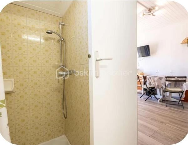 Découvrez ce charmant studio meublé de 19 m², entièrement refait à neuf, situé au rez-de-chaussée d'une petite copropriété au calme absolu. 

Atouts majeurs :
• Logement clés en main : entièrement équipé avec du mobilier et de l'électroménager neufs.
• Confort moderne : climatisation réversible, menuiseries en PVC double vitrage et store.
• Aménagement optimisé : lit escamotable en 140 pour un gain de place maximal, TV incluse et WC séparé.
• Rangements pratiques : présence d'un cagibi privatif.
• Espaces communs : profitez d'un barbecue et d'un étendoir collectifs. 

Facilités & Localisation :
• Stationnement facile juste devant le studio.
• Emplacement de choix à seulement 5 minutes à pied de la plage. 

Côté copropriété :
• Faibles charges : seulement 48 € par an grâce à un syndic bénévole. 

Rentabilité exceptionnelle & Flexibilité :
Le studio est actuellement libre de toute occupation. Très fort rendement locatif :
• Location hivernale : 500 € / mois.
• Saison touristique (Juillet/Août) : géré par conciergerie avec un rendement net entre 1300 € et 1500 € par mois. 

Pour plus d'informations ou pour organiser une visite, contactez moi dès maintenant.