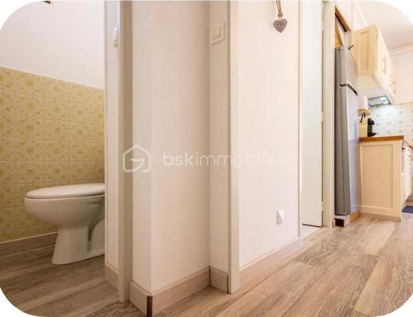 Découvrez ce charmant studio meublé de 19 m², entièrement refait à neuf, situé au rez-de-chaussée d'une petite copropriété au calme absolu. 

Atouts majeurs :
• Logement clés en main : entièrement équipé avec du mobilier et de l'électroménager neufs.
• Confort moderne : climatisation réversible, menuiseries en PVC double vitrage et store.
• Aménagement optimisé : lit escamotable en 140 pour un gain de place maximal, TV incluse et WC séparé.
• Rangements pratiques : présence d'un cagibi privatif.
• Espaces communs : profitez d'un barbecue et d'un étendoir collectifs. 

Facilités & Localisation :
• Stationnement facile juste devant le studio.
• Emplacement de choix à seulement 5 minutes à pied de la plage. 

Côté copropriété :
• Faibles charges : seulement 48 € par an grâce à un syndic bénévole. 

Rentabilité exceptionnelle & Flexibilité :
Le studio est actuellement libre de toute occupation. Très fort rendement locatif :
• Location hivernale : 500 € / mois.
• Saison touristique (Juillet/Août) : géré par conciergerie avec un rendement net entre 1300 € et 1500 € par mois. 

Pour plus d'informations ou pour organiser une visite, contactez moi dès maintenant.