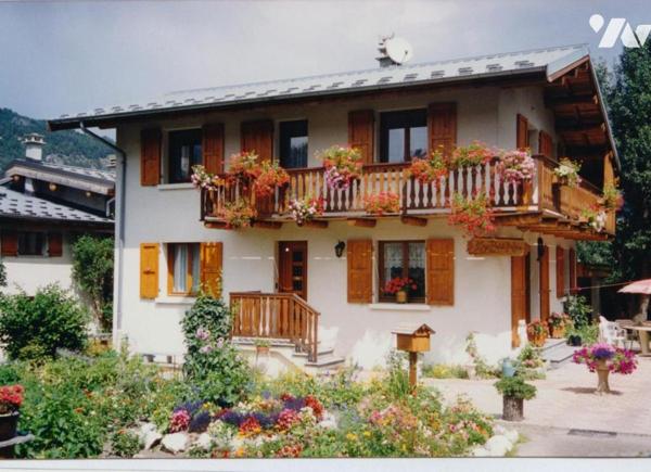 Maison rare à Bramans – 2 appartements F3 avec terrain et garage attenants.