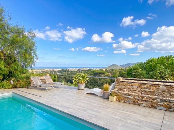 Maison d’Architecte avec ascenseur, vue panoramique mer à Mandelieu la Napoule