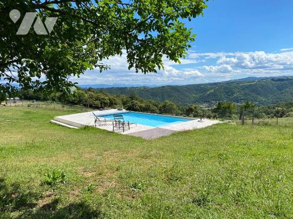 Bien rare sur les hauteurs de St Jean de Muzols avec piscine et vue imprenable.