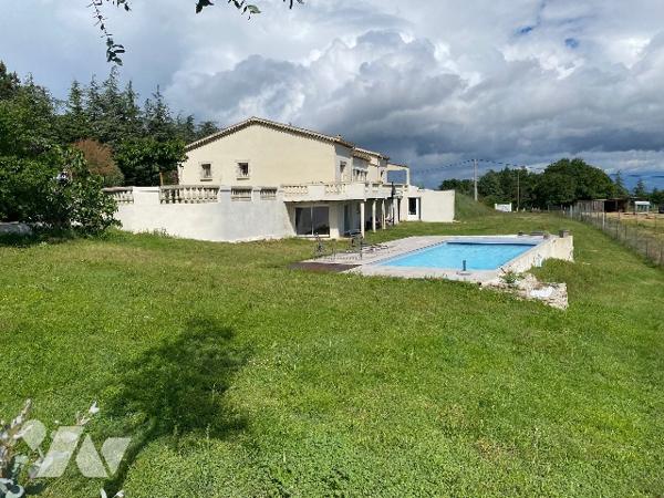 Bien rare sur les hauteurs de St Jean de Muzols avec piscine et vue imprenable.