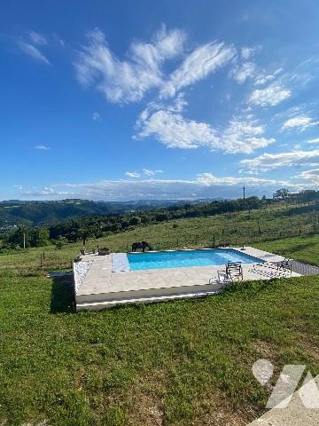 Bien rare sur les hauteurs de St Jean de Muzols avec piscine et vue imprenable.