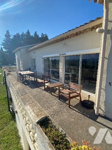 Bien rare sur les hauteurs de St Jean de Muzols avec piscine et vue imprenable.