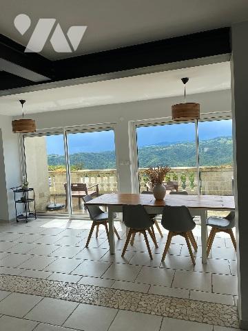 Bien rare sur les hauteurs de St Jean de Muzols avec piscine et vue imprenable.