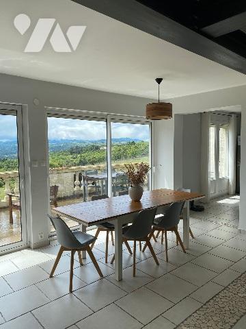 Bien rare sur les hauteurs de St Jean de Muzols avec piscine et vue imprenable.