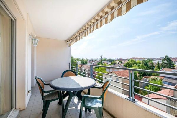 Vente                                                      Appartement
                        
                     3 pièces                      70 m2                     à Villeurbanne