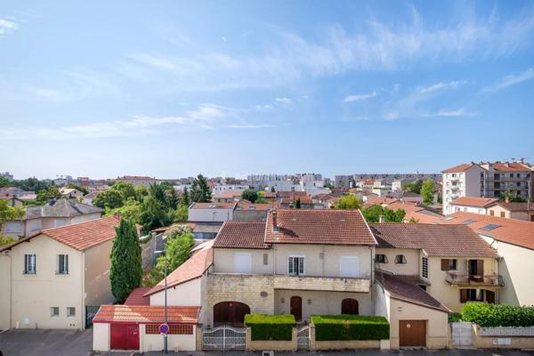Vente                                                      Appartement
                        
                     3 pièces                      70 m2                     à Villeurbanne