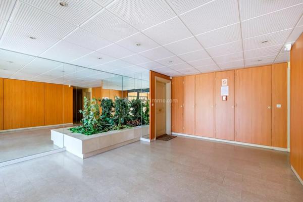 Vente                                                      Appartement
                        
                     3 pièces                      70 m2                     à Villeurbanne