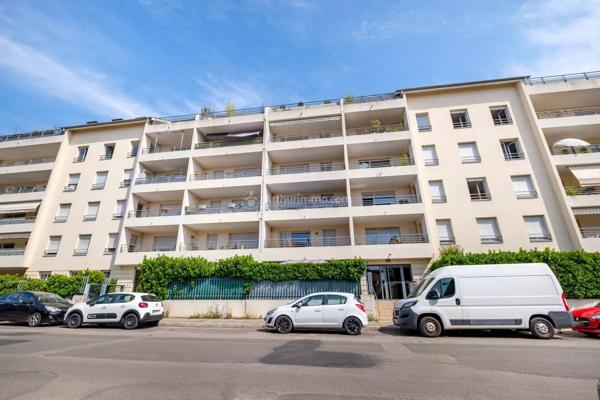 Vente                                                      Appartement
                        
                     3 pièces                      70 m2                     à Villeurbanne