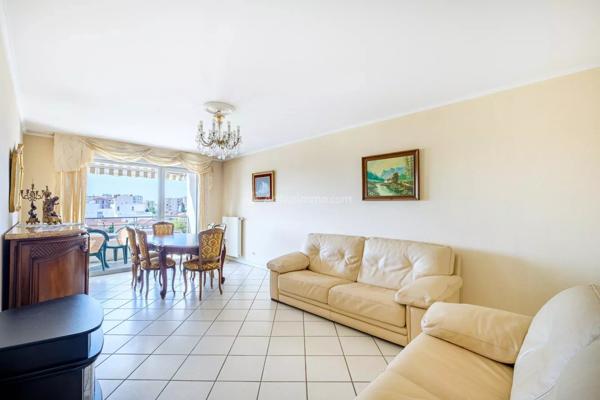 Vente                                                      Appartement
                        
                     3 pièces                      70 m2                     à Villeurbanne