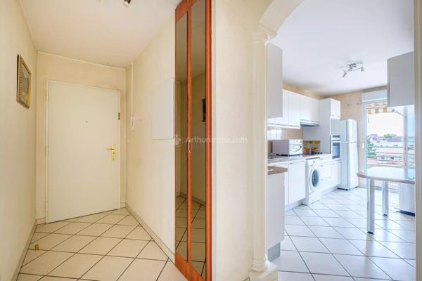 Vente                                                      Appartement
                        
                     3 pièces                      70 m2                     à Villeurbanne