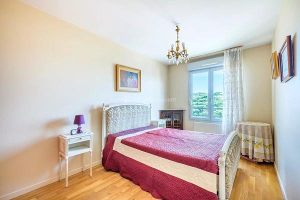 Vente                                                      Appartement
                        
                     3 pièces                      70 m2                     à Villeurbanne
