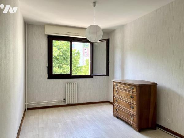 SPACIEUX APPARTEMENT TRAVERSANT  T4 AVEC BALCON  GARAGE ET CAVE 