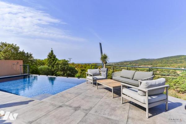 Propriété d'exception au cœur du domaine de Valcros ( LA LONDE LES MAURES)