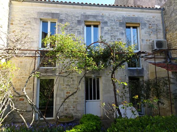 Exclusivité à 1 min à pied du Centre Ville de Rochefort - Maison de 128 m² en Pierres - 4 pièces principales Jardin clos sans vis à vis