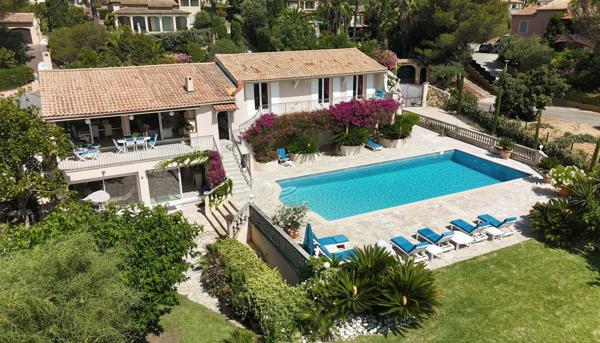SAINT AYGULF SPACIEUSE VILLA VUE MER PISCINE GARAGE