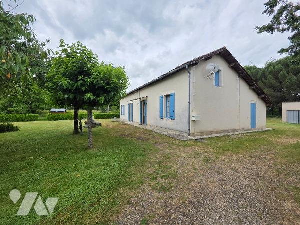 Maison familiale de 120 m² de plain-pied avec double garage et jardin