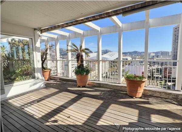 A Vendre à Marseille 13008 un superbe appartement de  pièces avec terrasse de 50 m² et vue panoramique sur Marseille 8 ème