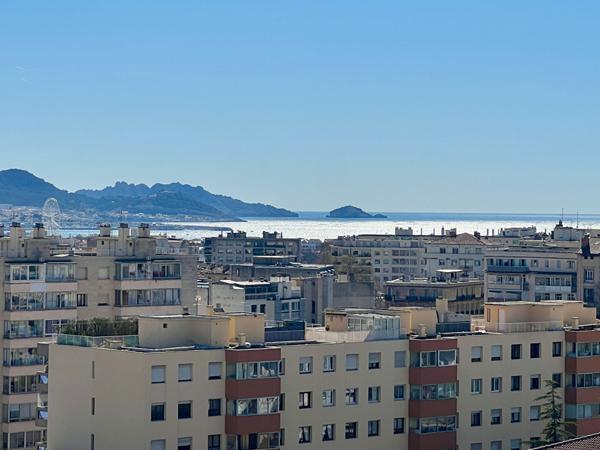 A Vendre à Marseille 13008 un superbe appartement de  pièces avec terrasse de 50 m² et vue panoramique sur Marseille 8 ème