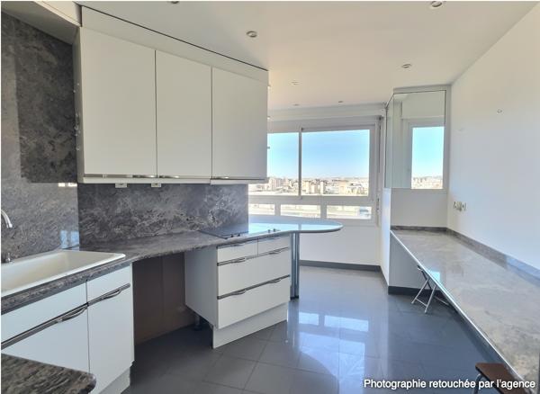 A Vendre à Marseille 13008 un superbe appartement de  pièces avec terrasse de 50 m² et vue panoramique sur Marseille 8 ème