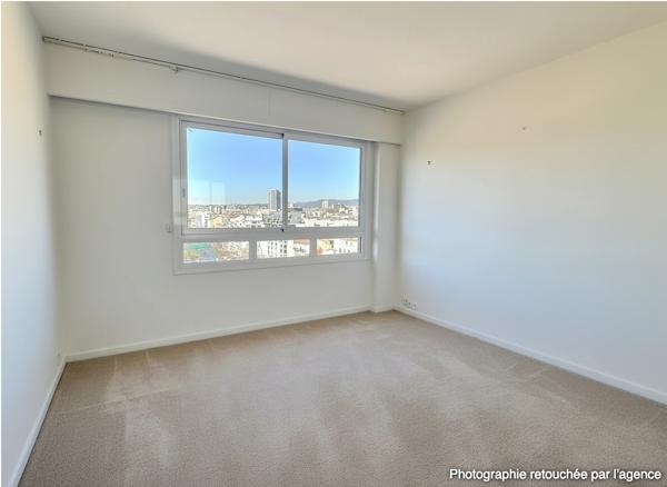 A Vendre à Marseille 13008 un superbe appartement de  pièces avec terrasse de 50 m² et vue panoramique sur Marseille 8 ème