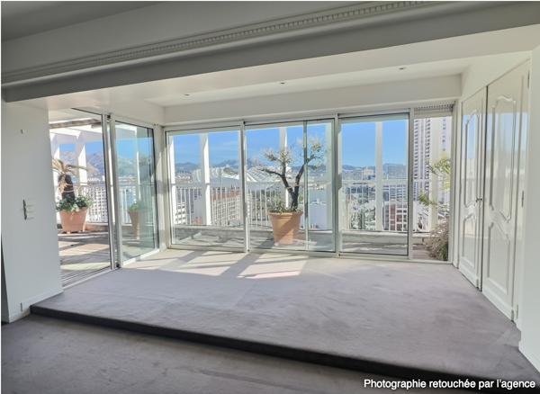 A Vendre à Marseille 13008 un superbe appartement de  pièces avec terrasse de 50 m² et vue panoramique sur Marseille 8 ème