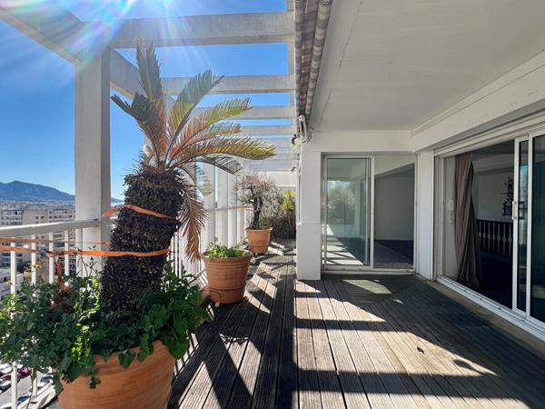 A Vendre à Marseille 13008 un superbe appartement de  pièces avec terrasse de 50 m² et vue panoramique sur Marseille 8 ème