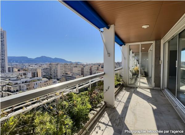 A Vendre à Marseille 13008 un superbe appartement de  pièces avec terrasse de 50 m² et vue panoramique sur Marseille 8 ème
