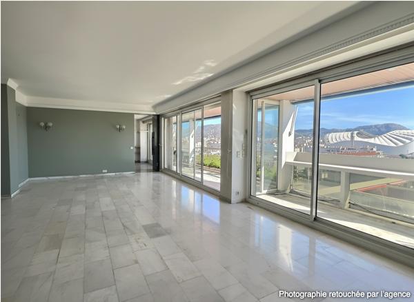 A Vendre à Marseille 13008 un superbe appartement de  pièces avec terrasse de 50 m² et vue panoramique sur Marseille 8 ème