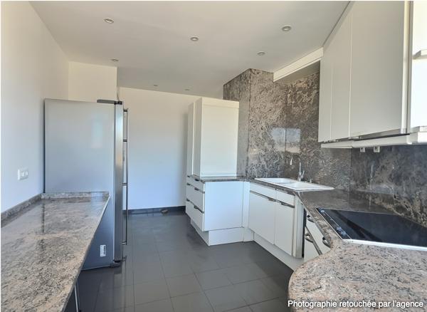 A Vendre à Marseille 13008 un superbe appartement de  pièces avec terrasse de 50 m² et vue panoramique sur Marseille 8 ème