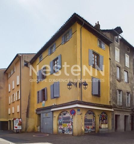 Aurillac centre ville, à Vendre Immeuble sur 3 niveaux avec garage, à rénover.